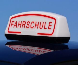 Dachschild mit roter Aufschrift Fahrschule